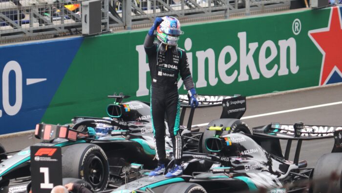 Kimi Antonelli de pie sobre su Mercedes celebrando su victoria en el Gran Premio de China 2026