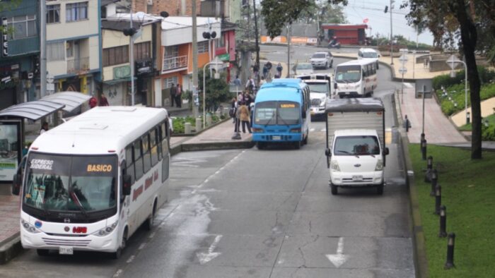 Buses básico y ejecutivo en las calles de Manizales, Caldas