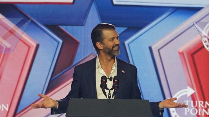 Donald Trump Jr., hijo mayor del presidente Donald Trump, en el evento AmericaFest 2025