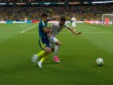 Jugador colombiano disputa el balón en el Estadio Azteca, Mundial 2026