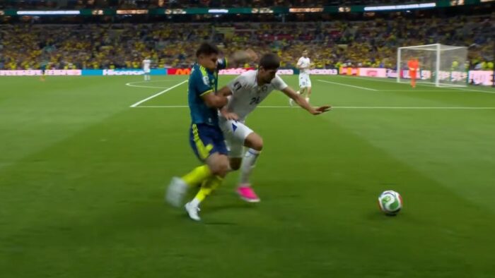 Jugador colombiano disputa el balón en el Estadio Azteca, Mundial 2026