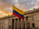 Bandera de Colombia ondeando al atardecer, transición de gobierno 2026