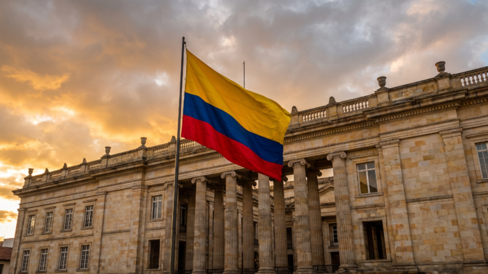 Bandera de Colombia ondeando al atardecer, transición de gobierno 2026